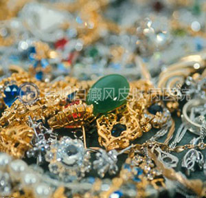 脖子上有白癜风还可以戴首饰吗?